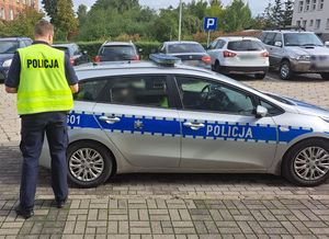 policjanci podczas pracy przy zdarzeniu drogowym