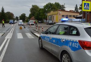 policjanci podczas pracy przy zdarzeniu drogowym