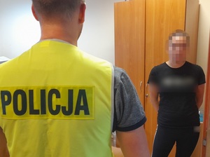 policjanci z zatrzymanymi