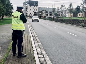 policjant podczas kontroli drogowej