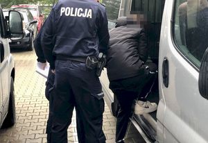 Policjanci z zatrzymanymi