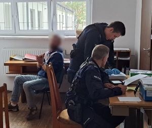 Policjanci z osobą zatrzymaną