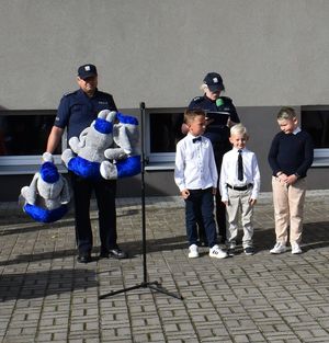 Policjanci podczas inauguracji roku szkolnego