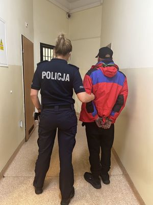 Policjantka z zatrzymanym