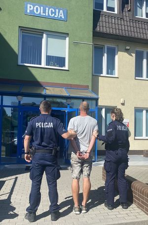 policjanci z zatrzymanym za groźby karalne