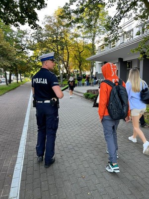 policjanci podczas akcji pod szkołami