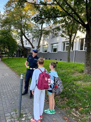 policjanci podczas akcji pod szkołami