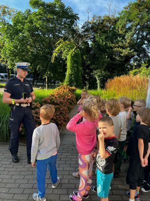 policjanci podczas akcji pod szkołami