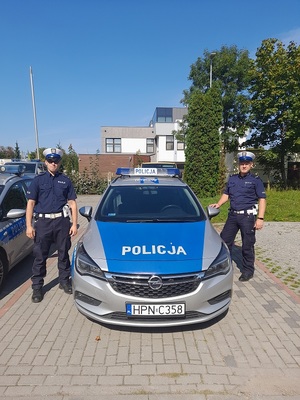 Policjanci przy radiowozie