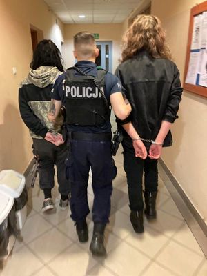 Policjant prowadzący zatrzymanych i środki odurzające