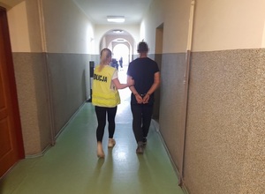 policjant z zatrzymanym