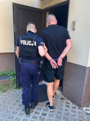 policjant z zatrzymanym