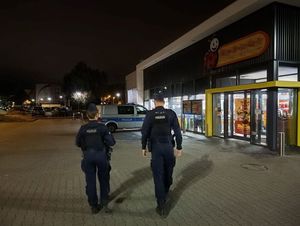 policjanci podczas nocnych działań