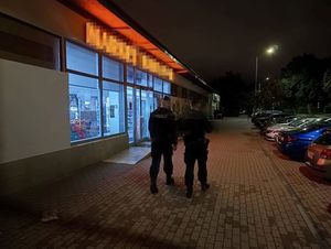 policjanci podczas nocnych działań