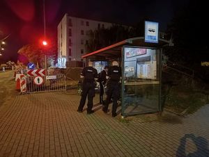 policjanci podczas nocnych działań