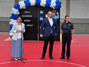 policjanci podczas akcji rozdawania odblasków