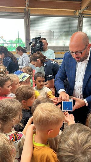 policjanci podczas akcji rozdawania odblasków