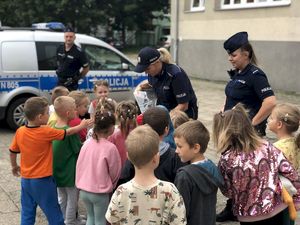 policjanci podczas akcji profilaktycznej z dziećmi