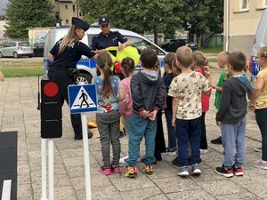 policjanci podczas akcji profilaktycznej z dziećmi