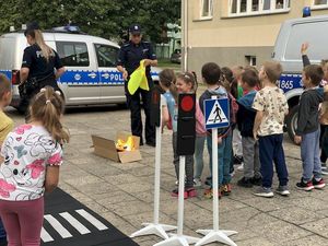 policjanci podczas akcji profilaktycznej z dziećmi