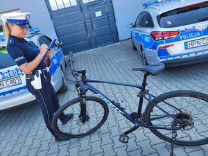 Policjantka przy rowerze