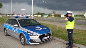 Policjant mierzący prędkość