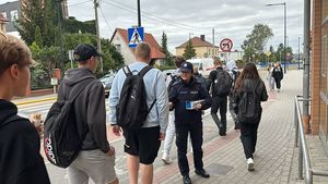 policjanci ruchu drogowego rozmawiają z mieszkańcami podczas spotkań na ulicy o akcji Roadpol Safety Day