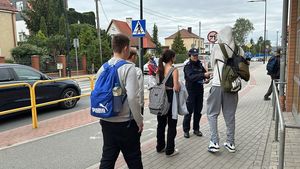 policjanci ruchu drogowego rozmawiają z mieszkańcami podczas spotkań na ulicy o akcji Roadpol Safety Day