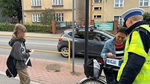 policjanci ruchu drogowego rozmawiają z mieszkańcami podczas spotkań na ulicy o akcji Roadpol Safety Day