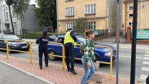 policjanci ruchu drogowego rozmawiają z mieszkańcami podczas spotkań na ulicy o akcji Roadpol Safety Day