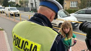 policjanci ruchu drogowego rozmawiają z mieszkańcami podczas spotkań na ulicy o akcji Roadpol Safety Day