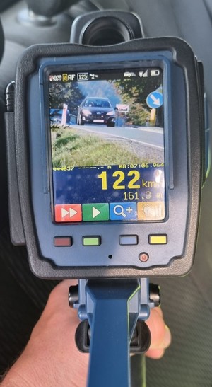 na zdjęciu prędkościomierz na  którym widać przekroczenie prędkości przez kierowcę, wyświetla się zapis 122 km/h