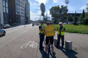 Policjanci rozmawiają z mieszkańcami o akcji rower. Na zdjęciu mieszkańcy i policjanci