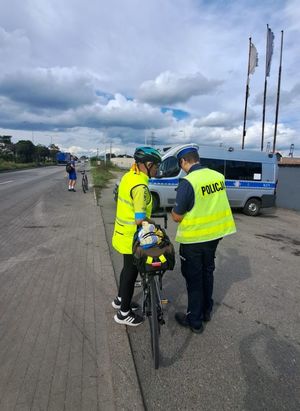 Policjanci rozmawiają z mieszkańcami o akcji rower. Na zdjęciu mieszkańcy i policjanci