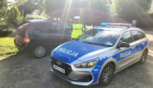 auto po kolizji radiowóz oznakowany i policjanci