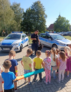 policjantka prowadzi zajęcia z przedszkolakami