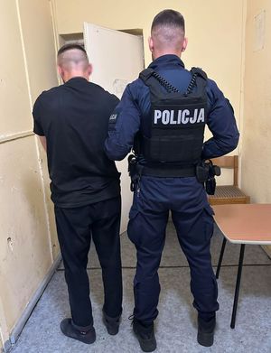 policjant z zatrzymanym