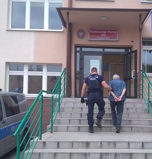 policjant z zatrzymanym mężczyzną