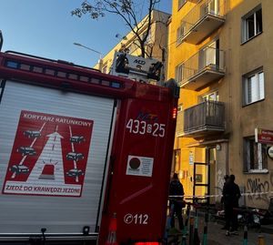 policjanci podczas zabezpieczenia okolicy kamienicy