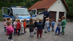 Policjant na spotkaniu z przedszkolakami