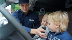 Policjant na spotkaniu z przedszkolakami