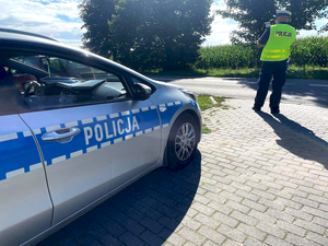 policjant podczas kontroli predkości