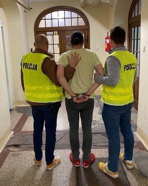 Policjanci z zatrzymanym