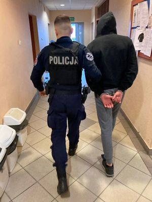 Policjant z zatrzymanym oraz zabezpieczone środki odurzające