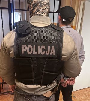 Policjant prowadzący zatrzymanego