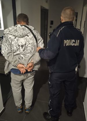 Policjant z zatrzymanym