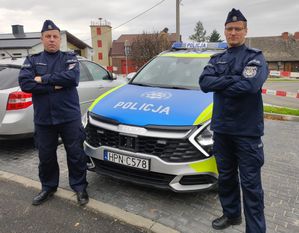 Policjanci przy radiowozie