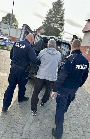 Policjanci z zatrzymanym