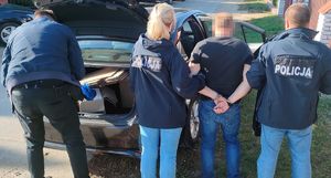 POLICJANCI PODCZAS ZATRZYMANIA OSÓB PODEJRZANYCH O SPRZEDAŻ KOSMETYKÓW Z PODROBIONYMI ZNAKAMI TOWAROWYMI