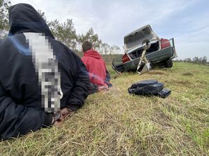 Policjanci z zatrzymanymi